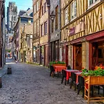 Апартаменты Bienvenue Au Solenne Votre Pied-a-terre De Charme Au Coeur De
